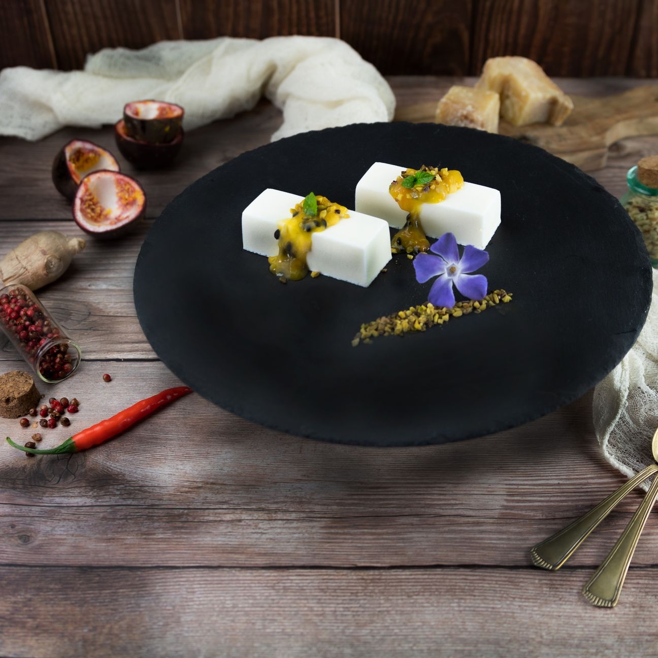 Panna cotta al pecorino con chutney al passion fruit