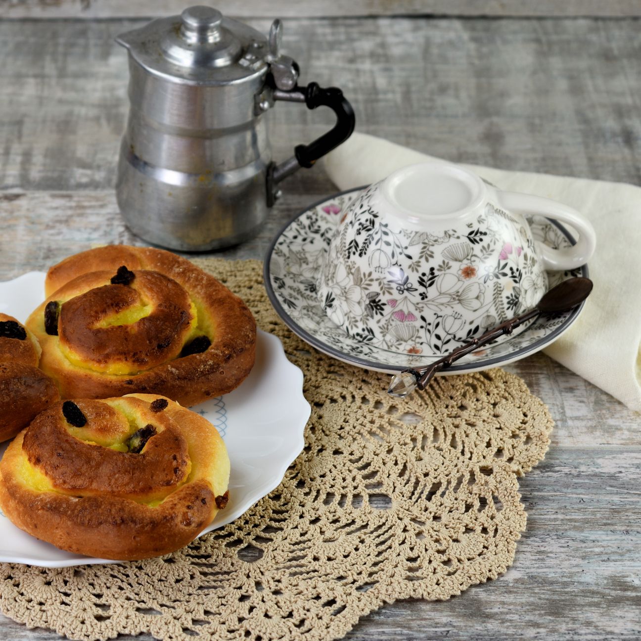 Girella dolce con crema e uvette
