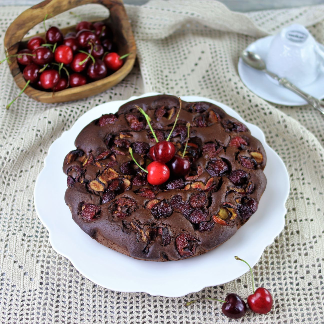 Torta con ciliegie e cioccolato