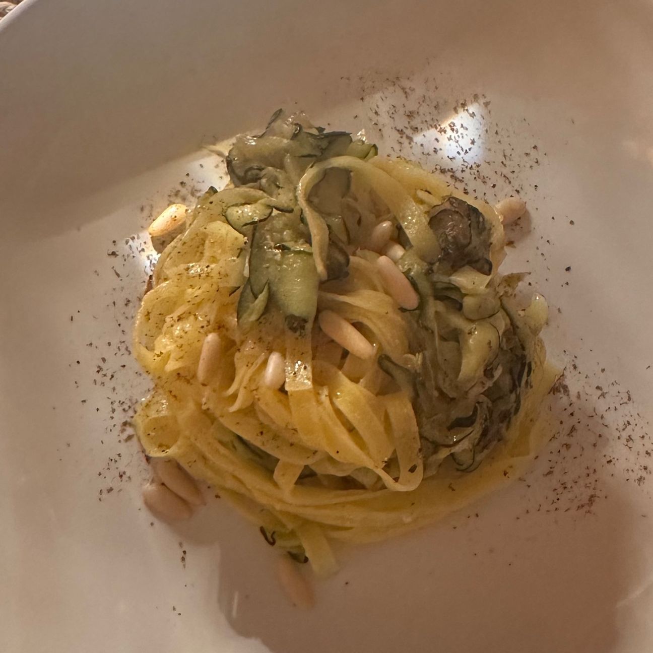 Tagliolini con zucchine, porri e pinoli