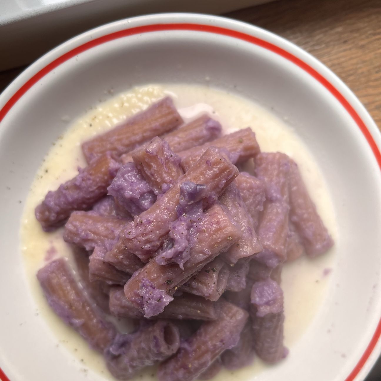 Maccheroni al cavolo rosso su crema di parmigiano