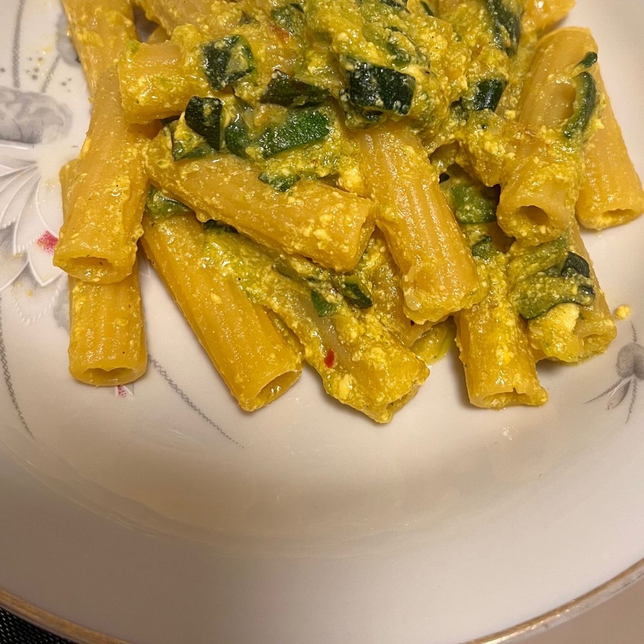 Pasta zucchine, zafferano e ricotta