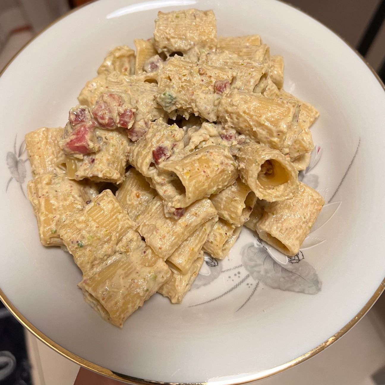 Pasta con crema di pistacchi e pancetta