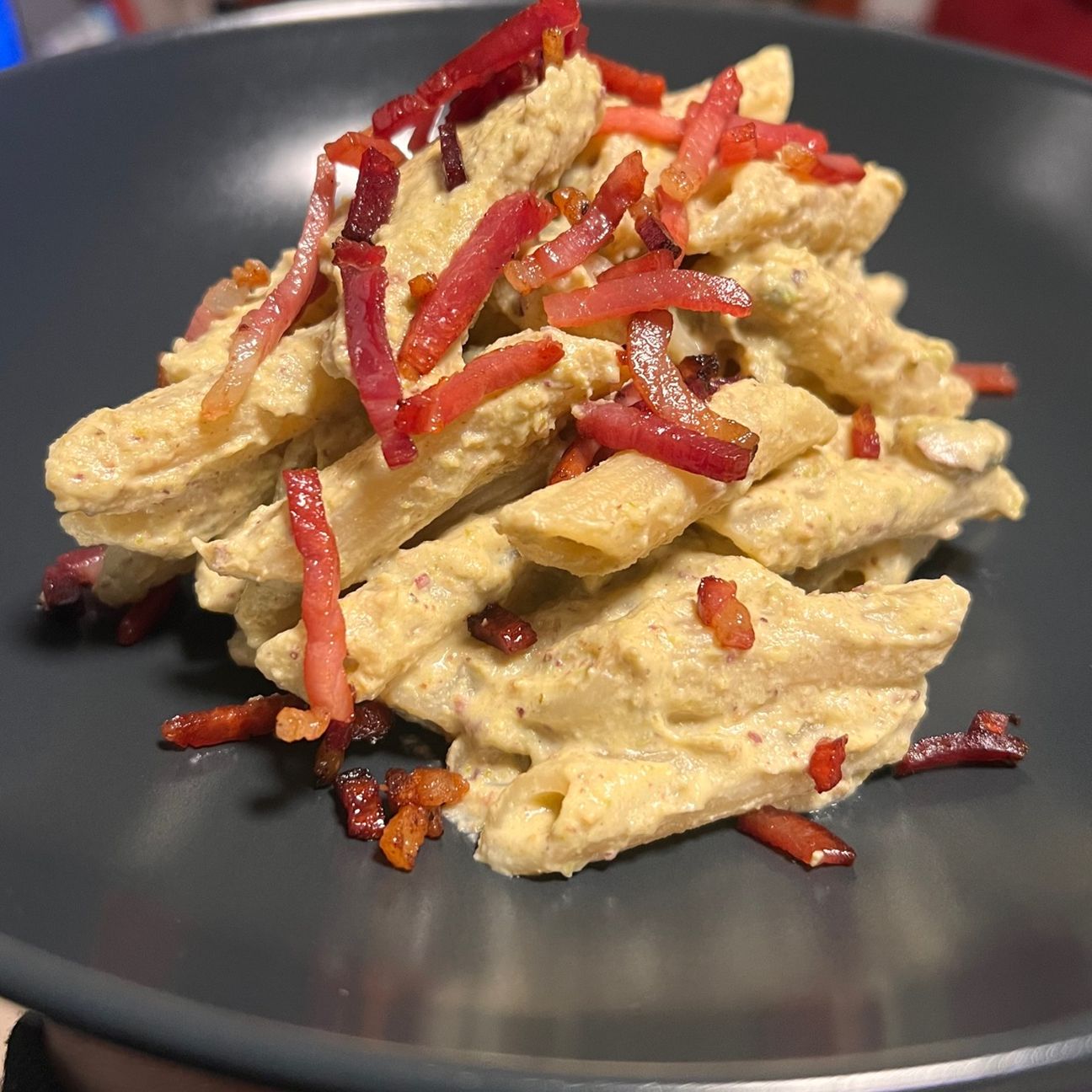 Pasta con ricotta ai pistacchi e speck croccante