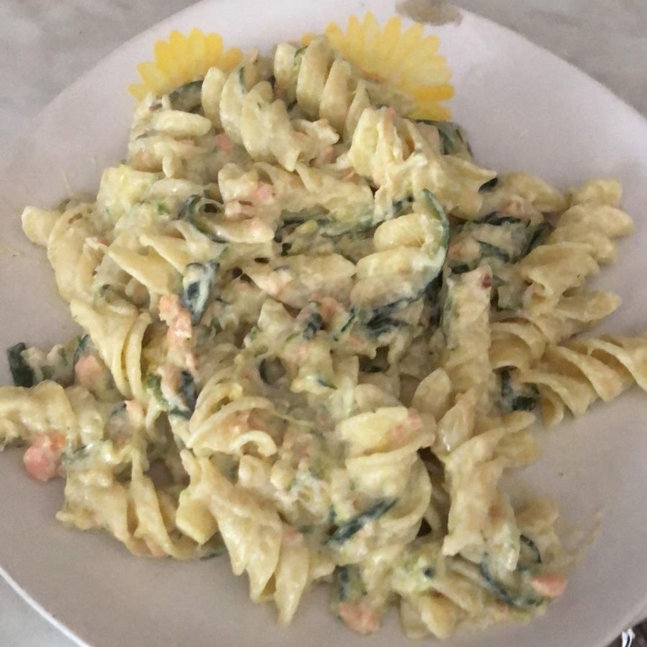 Fusilloni giganti con panna fresca cipolla caramelizzata, zucchine scure e salmone affumicato