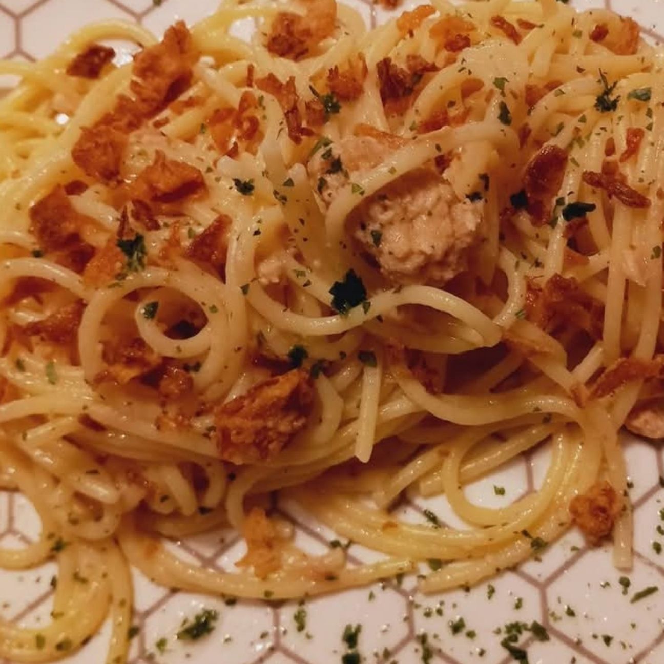 Spaghetti tonno e cipolla croccante