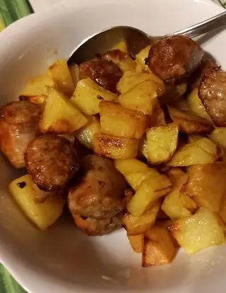 Ricetta patate e salsicce di @nonnacinziachef