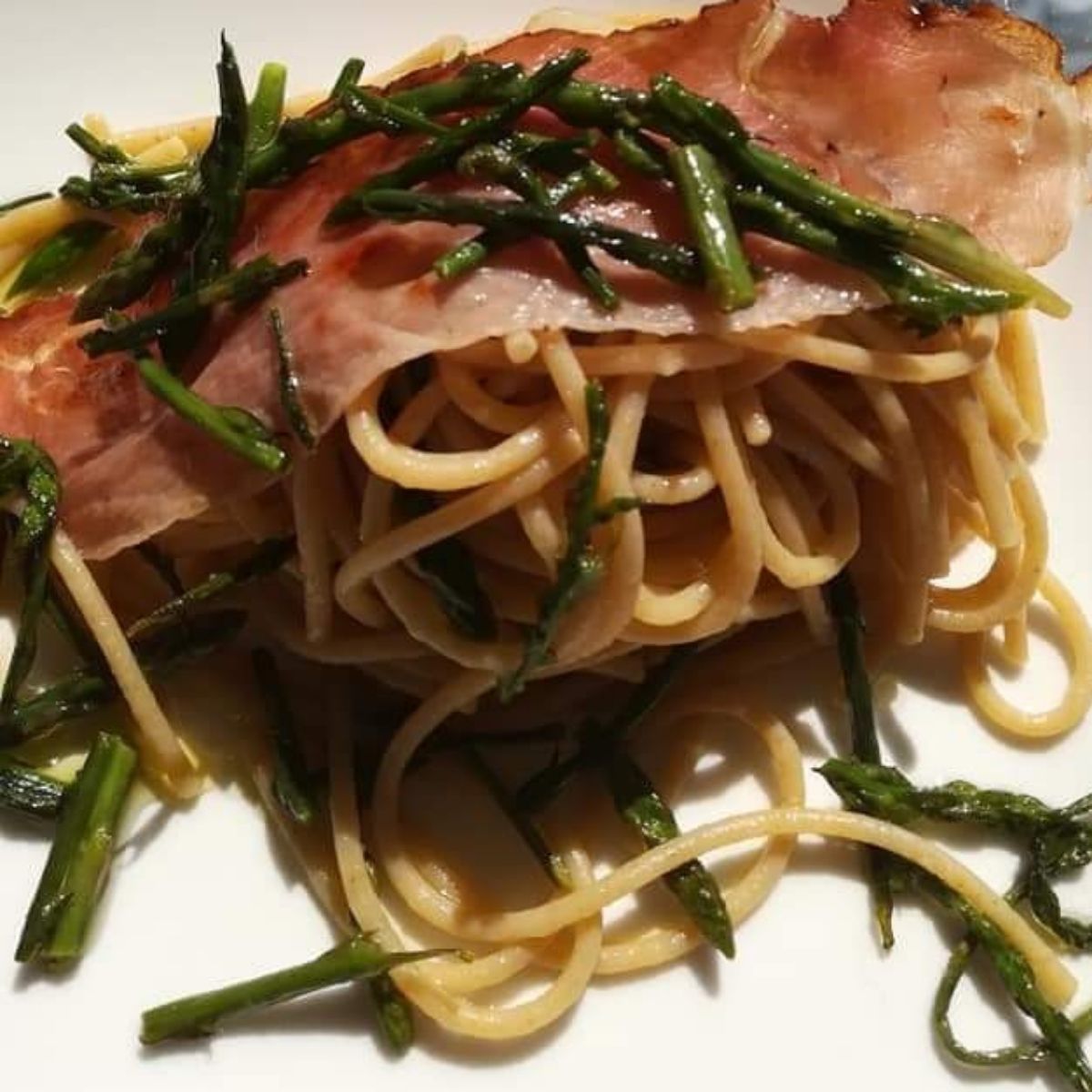 Spaghetti integrali con asparagi e speck