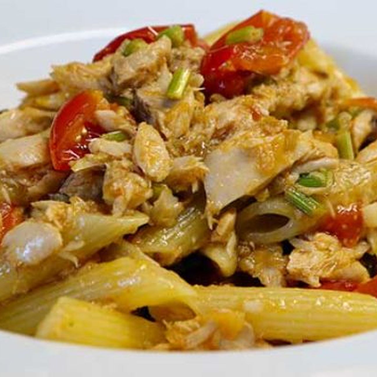 Penne rigate con pomodorini e sgombro