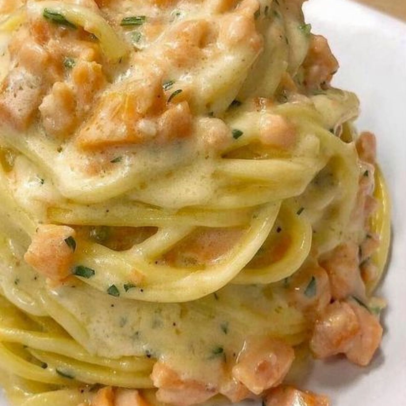 Spaghetti con crema di parmigiano e salmone