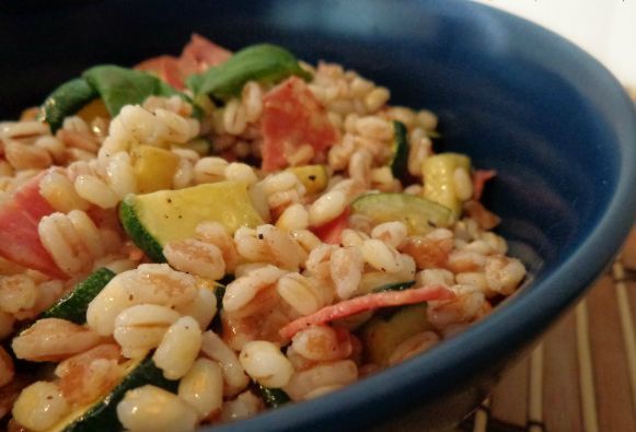 Farro con zucchine e salame