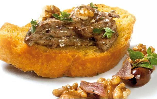 Crostoni con pesto di noci, burro e acciughe al profumo di aglio