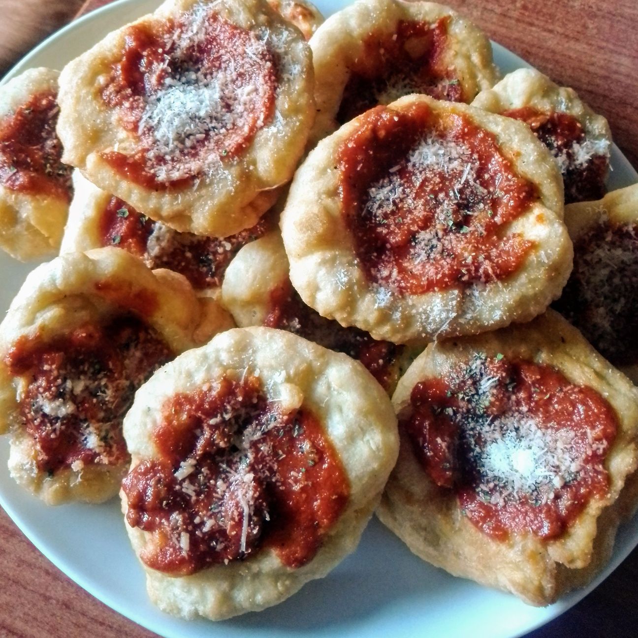 Pizzelle fritte con ragù di pomodoro avanzato della domenica