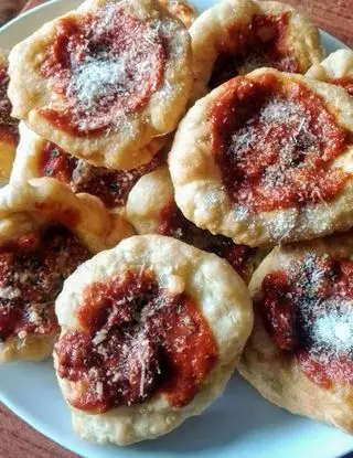 Ricetta Pizzelle fritte con ragù di pomodoro avanzato della domenica di katiacusano3