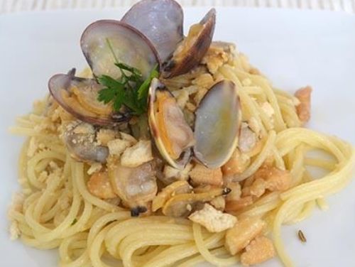 Spaghetti con vongole e taralli