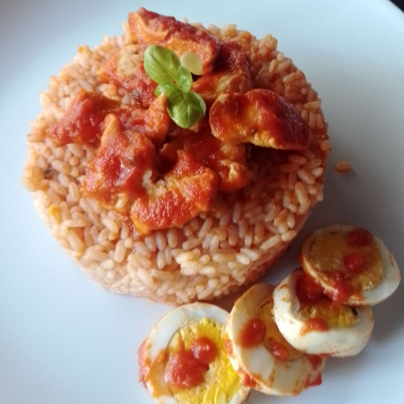 Riso al sugo di bocconcini di pollo e uova sode