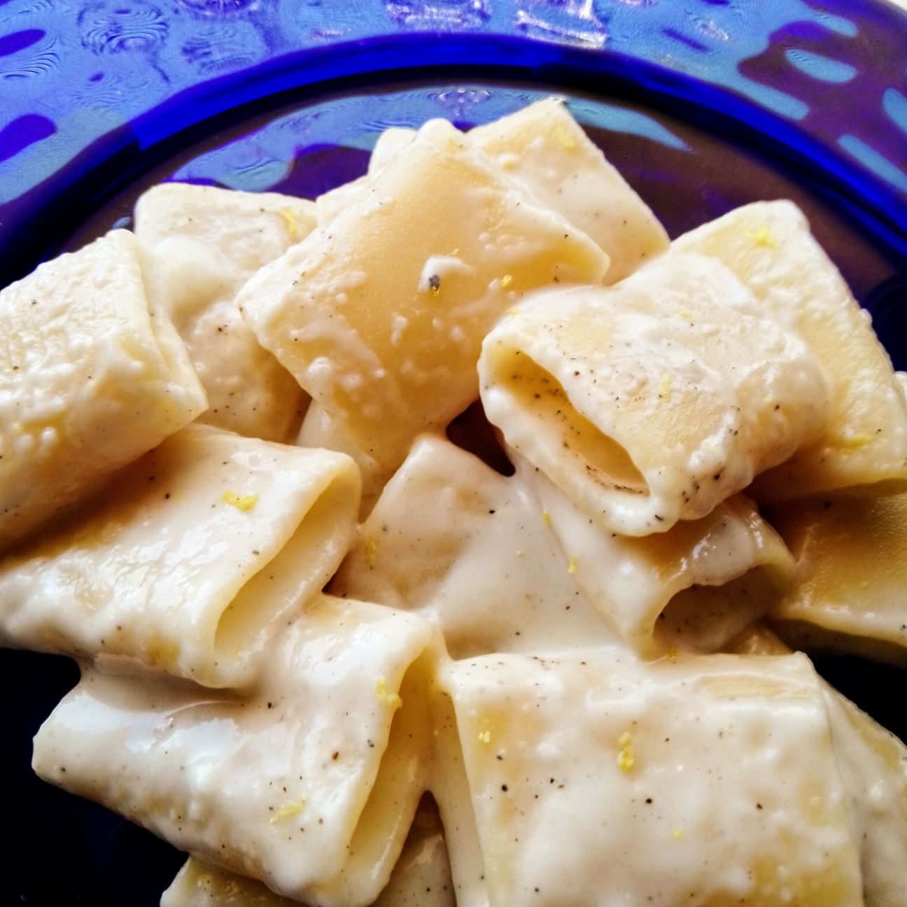 Paccheri cacio e pepe con un pizzico di cannella e scorza di limone