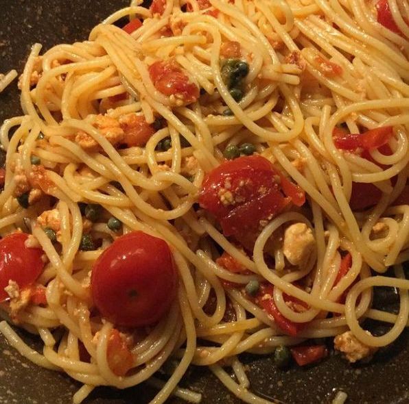 Spaghetti al pomodoro fresco al sapore di capperi