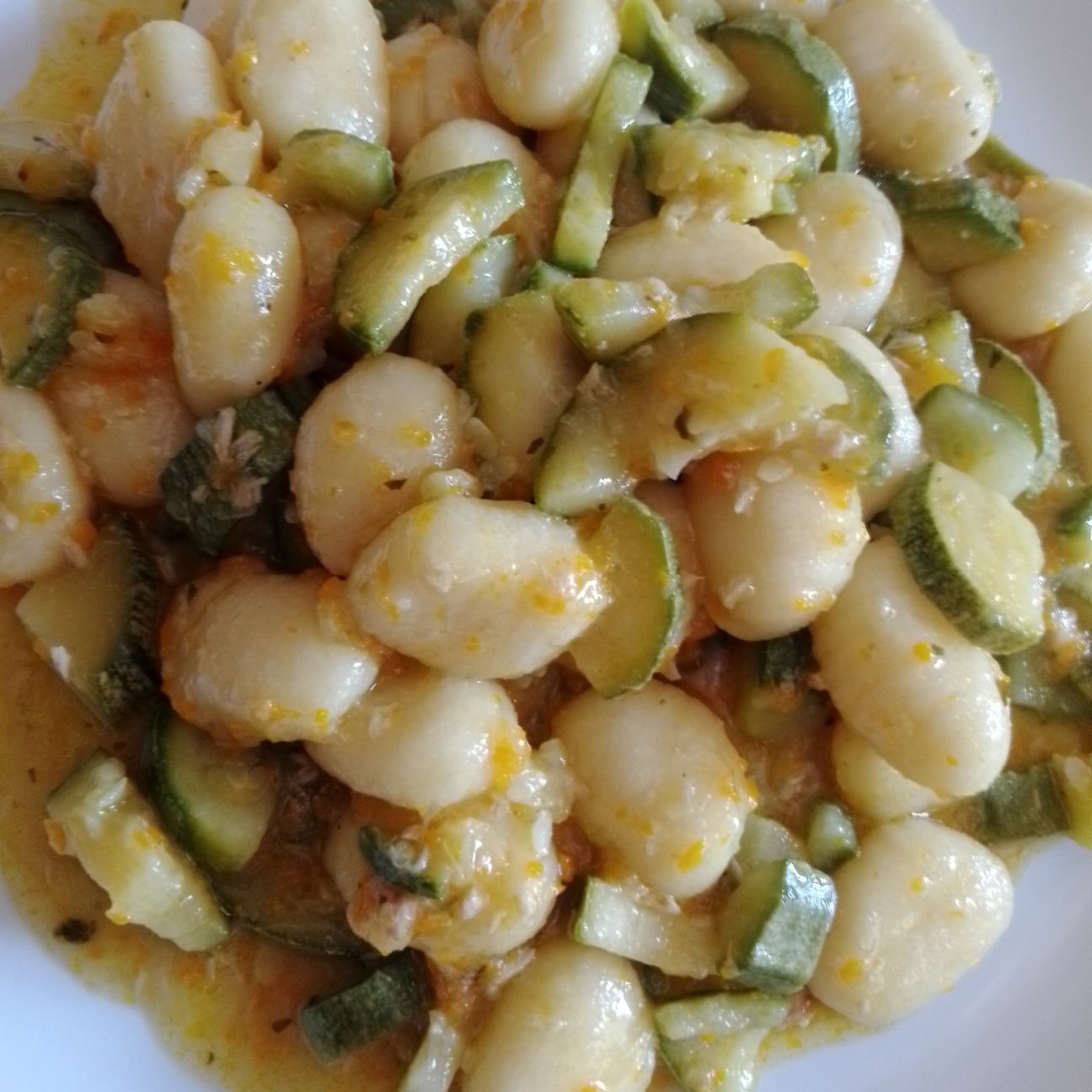 Gnocchi di patate con zucchine e tonno