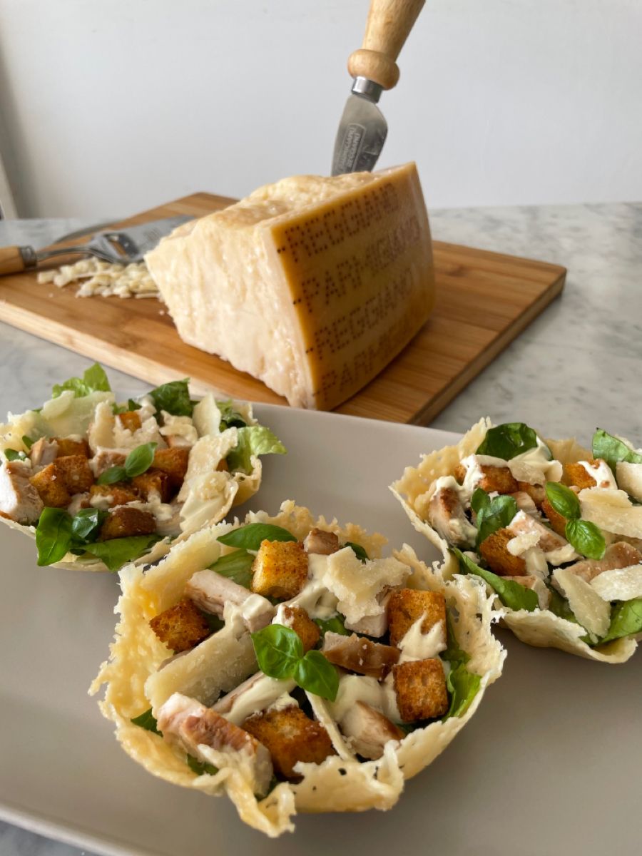 Cestini di Parmigiano Reggiano con Caesar Salad