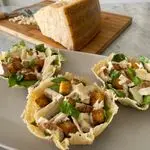 Ricetta Cestini di Parmigiano Reggiano con Caesar Salad