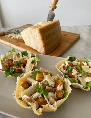 Ricetta Cestini di Parmigiano Reggiano con Caesar Salad di parmigianoreggiano