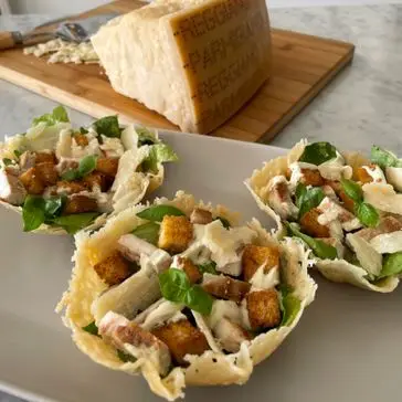 Ricetta Cestini di Parmigiano Reggiano con Caesar Salad di parmigianoreggiano