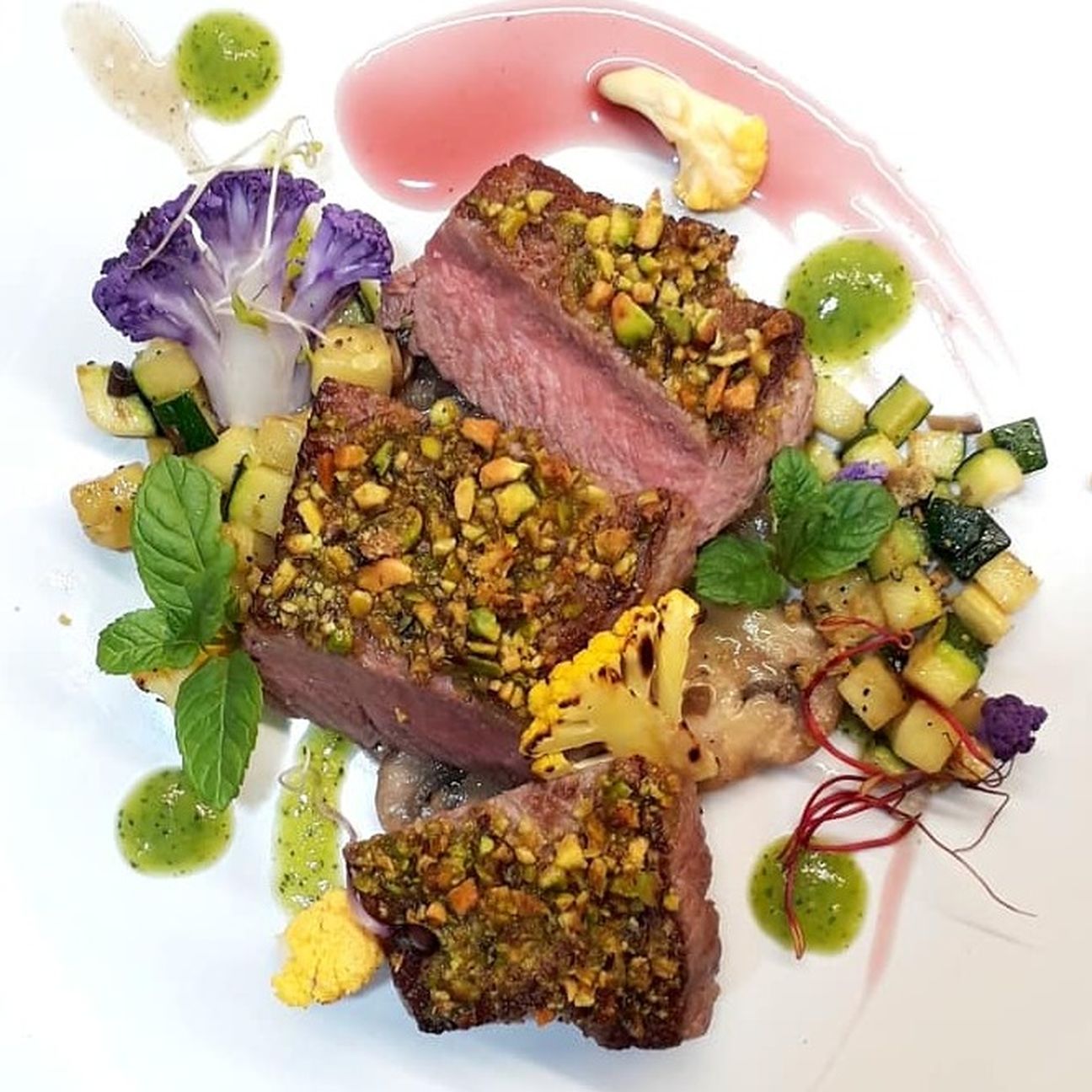 Entrecôte in crosta di pistacchi con salsa al vino rosso e vellutata di zucchine