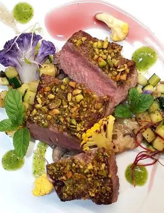 Ricetta Entrecôte in crosta di pistacchi con salsa al vino rosso e vellutata di zucchine di tinaburri.matteo