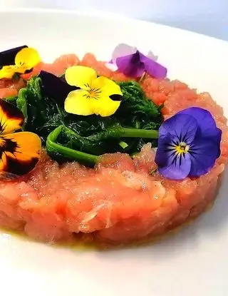 Ricetta Tartare di tonno rosso, con friarielli e misticanza di fiori eduli di massimilianopalma83