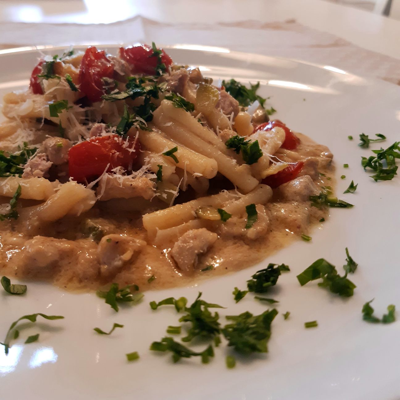 Casarecce cremose con dadini di arista, zucchine, porcini e pomodorini confit