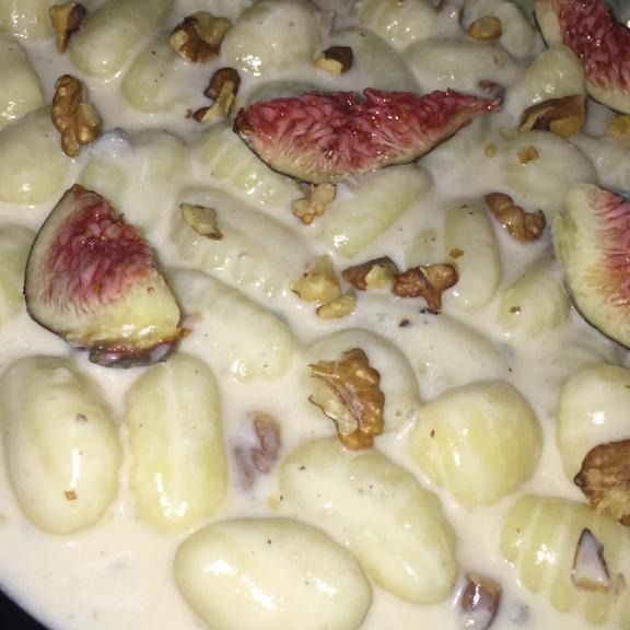 Gnocchi con crema di Gorgonzola,Noci sbriciolate e Fichi