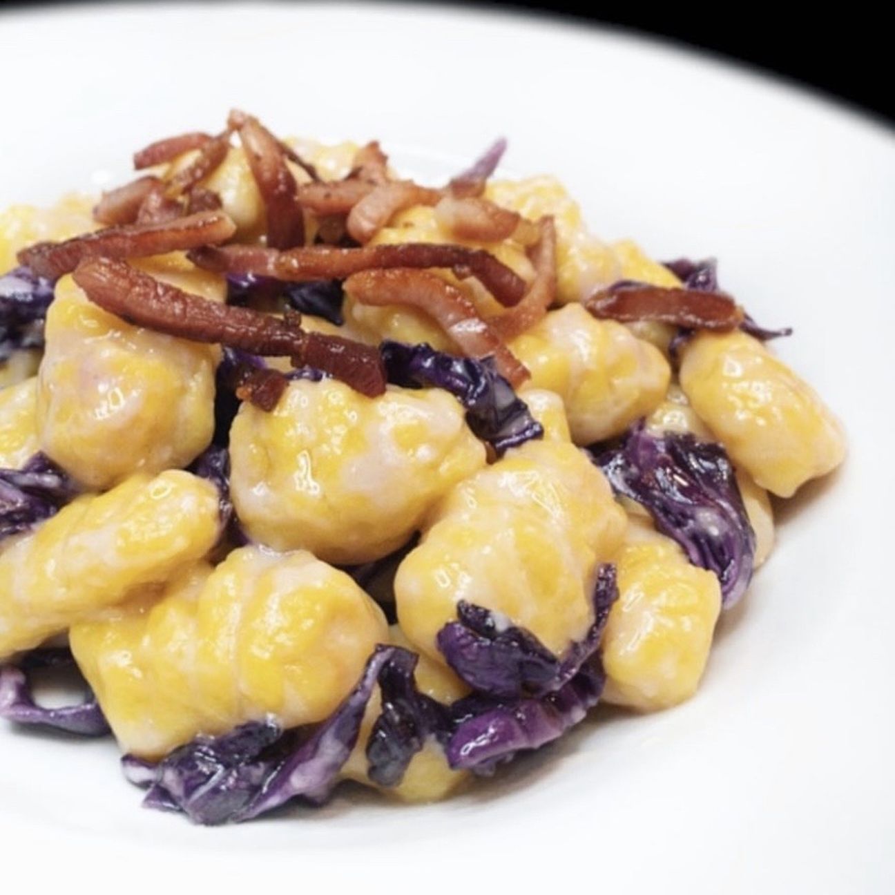 Gnocchi di zucca con cavolo viola e speck croccante
