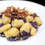 Ricetta Gnocchi di zucca con cavolo viola e speck croccante 