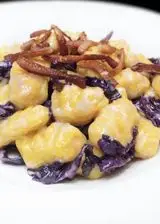 Ricetta Gnocchi di zucca con cavolo viola e speck croccante 