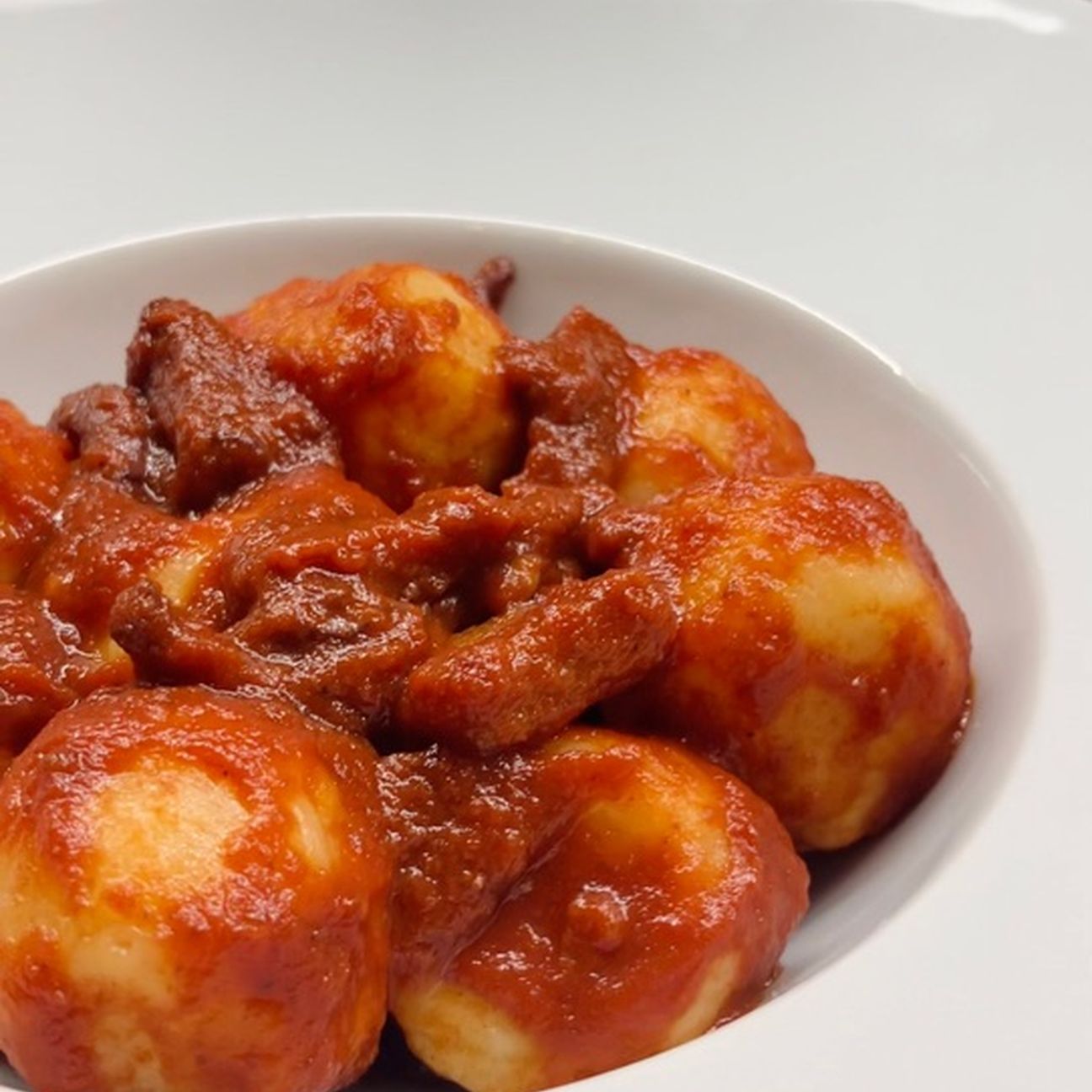 Gnocchi ripieni di provola con sugo di calamari