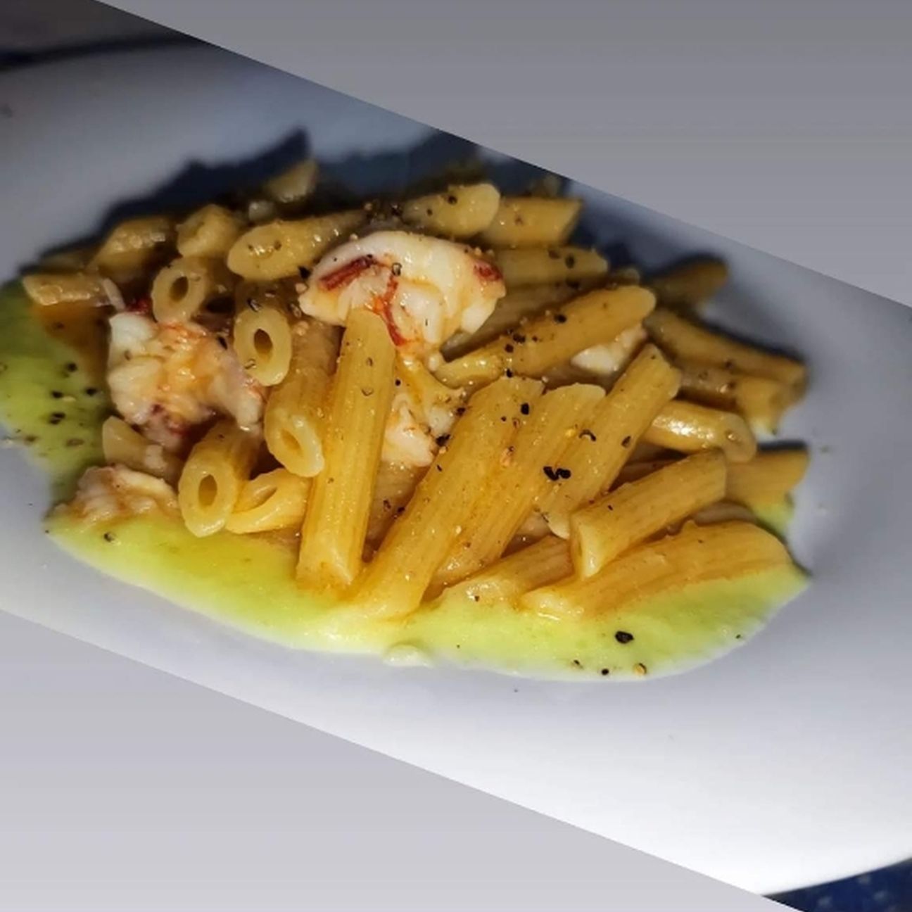 Penne con crema di zucchine e polpa di gamberoni argentini.