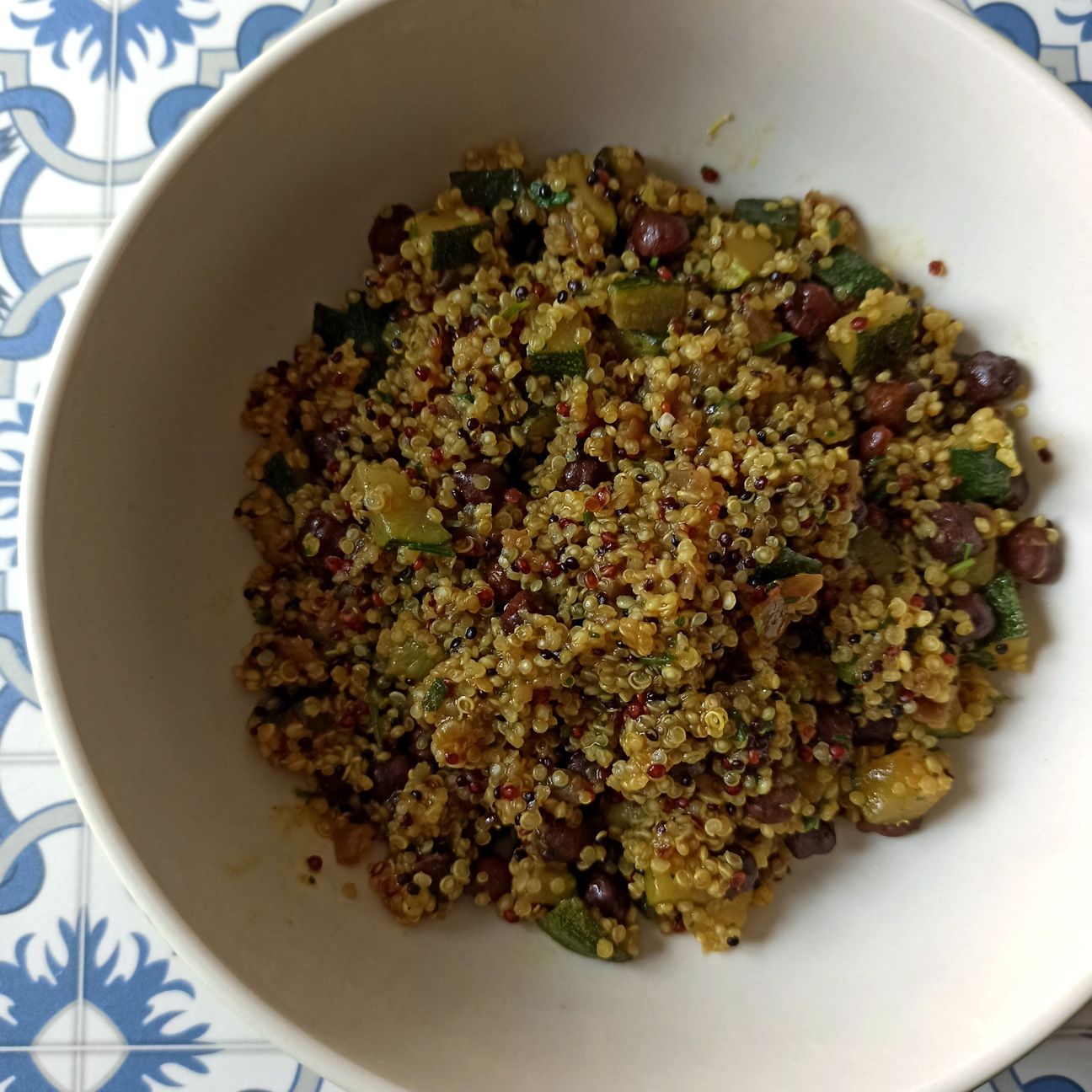 Quinoa con ceci neri e zucchine al curry