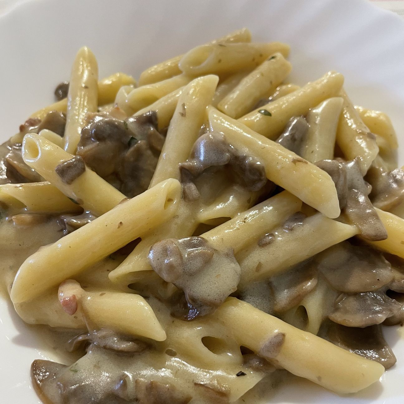Pasta ai funghi e pancetta con crema al parmigiano