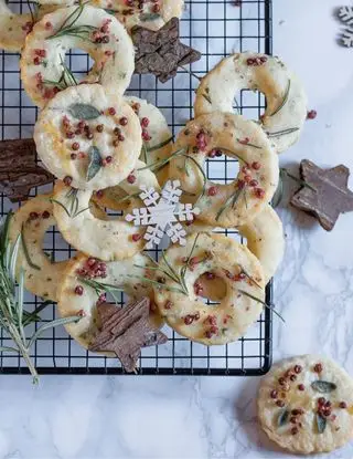 Ricetta Biscotti parmigiano rosmarino e pepe di Lacipollainnamorata