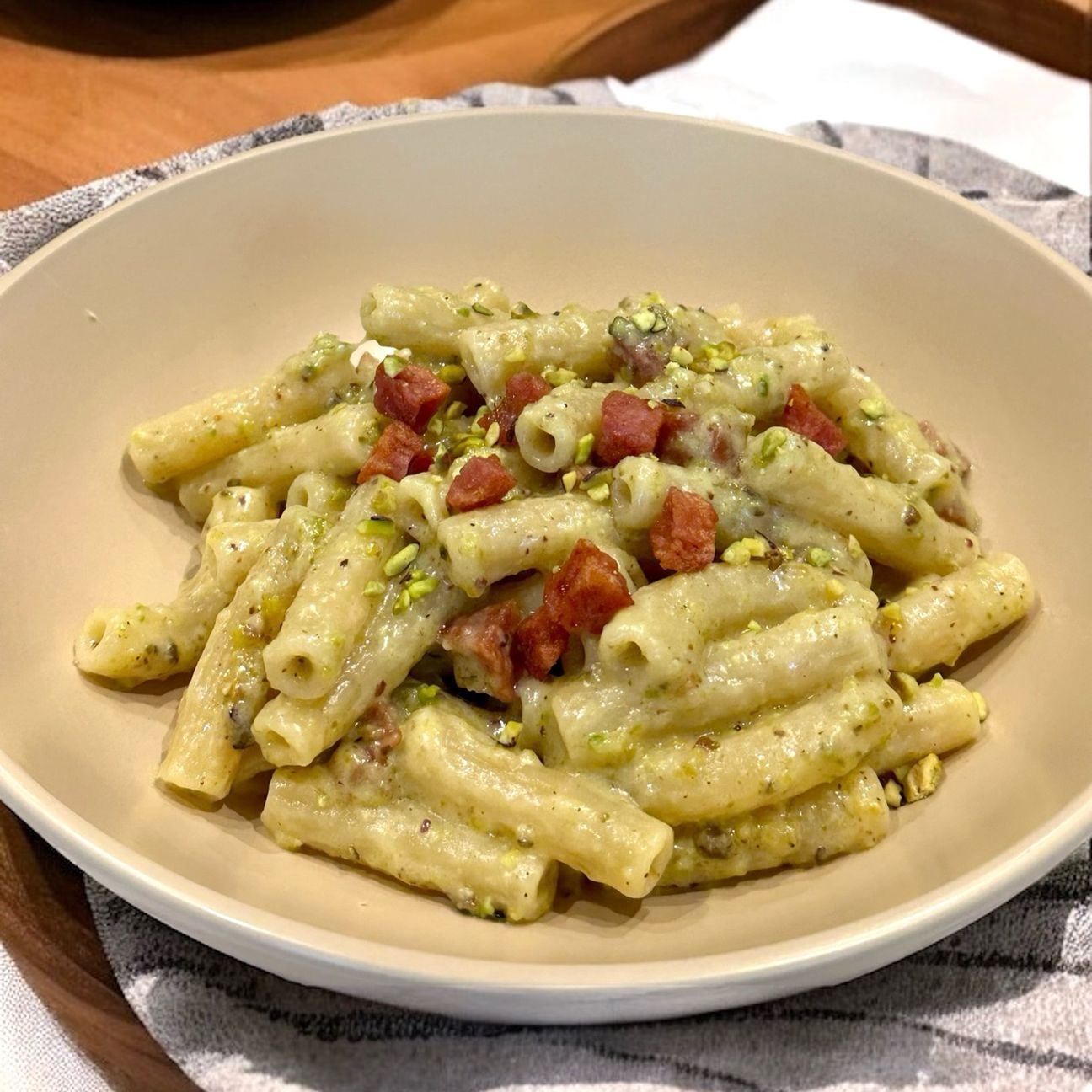 Pasta con pistacchio, mortadella croccante e squacquerone