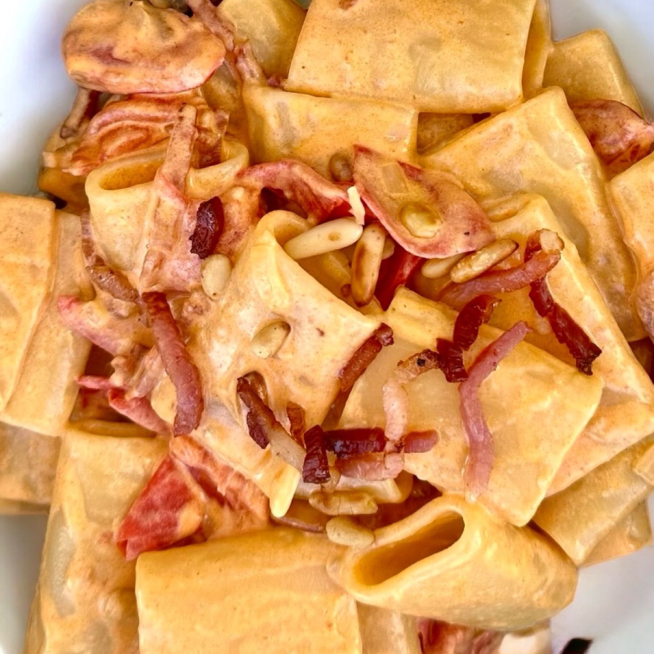 Pasta mascarpone, pomodorini, speck croccante e pinoli