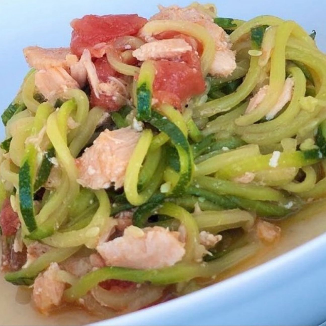 Spaghetti di zucchine con salmone e pomodorini