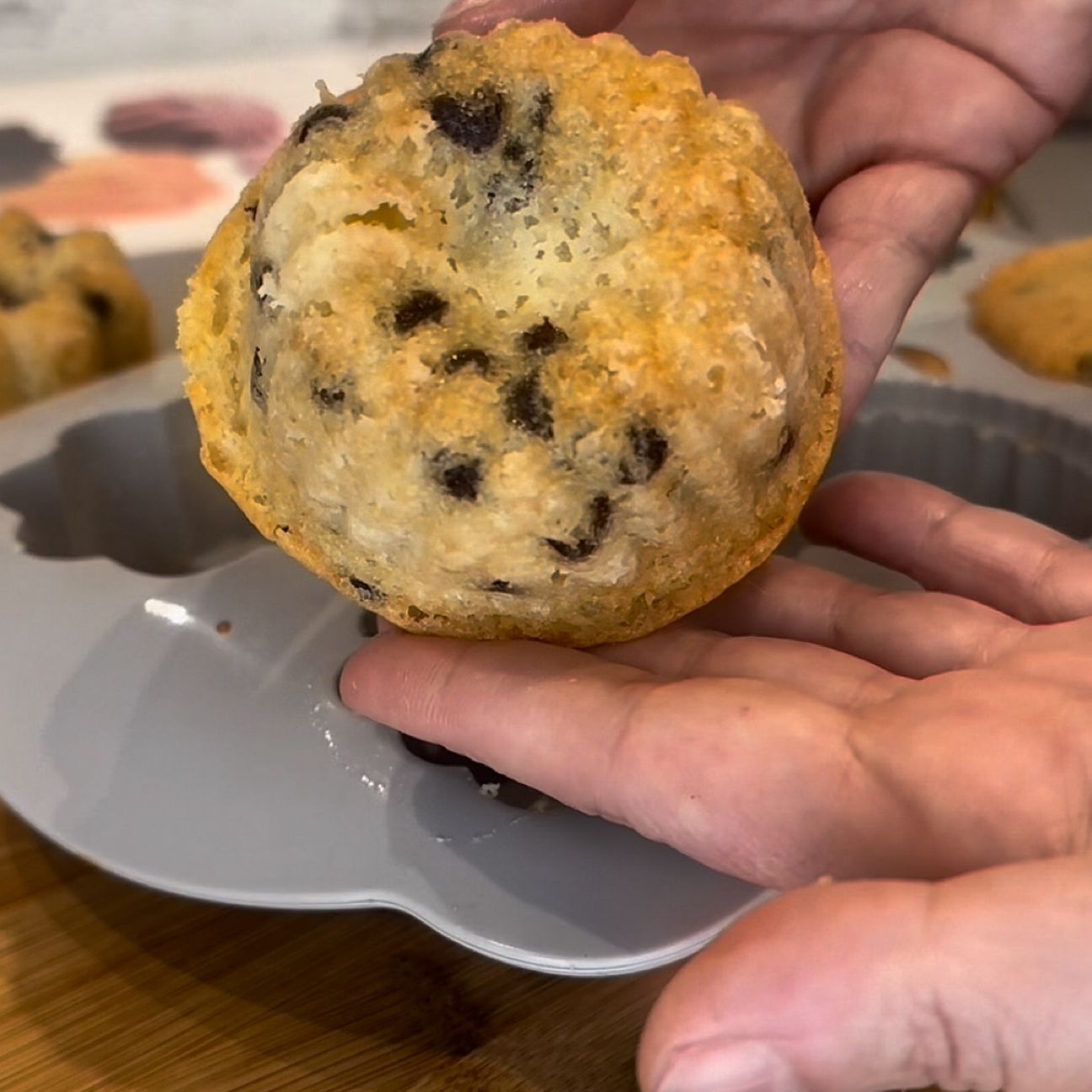 Muffin panna, gocce di cioccolato e pesca