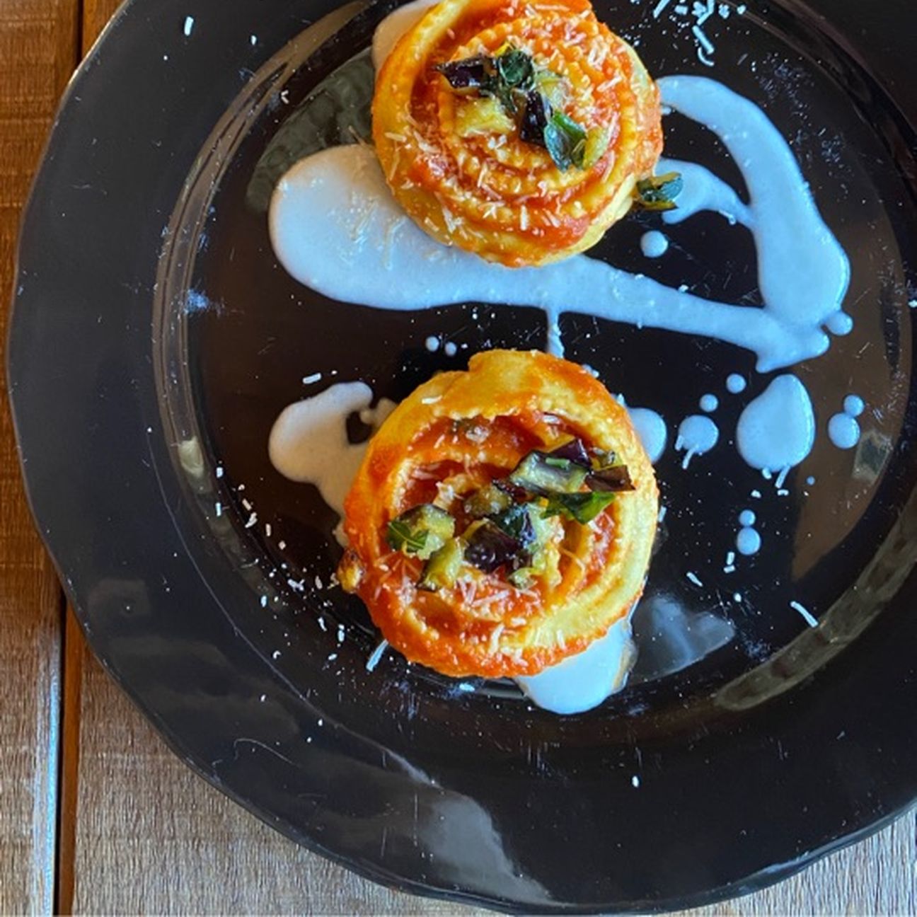 Girella di pasta fresca ripiena alla “norma”