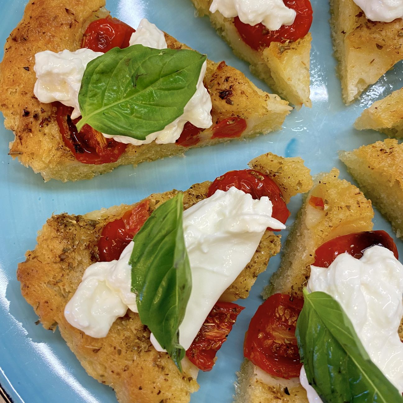 Focaccia barese con burrata e basilico