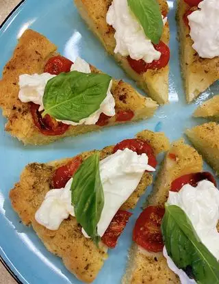 Ricetta Focaccia barese con burrata e basilico di martina_derosa_chef