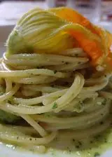 Ricetta SPAGHETTI CON PESTO DI ZUCCHINE E FIORI DI ZUCCA