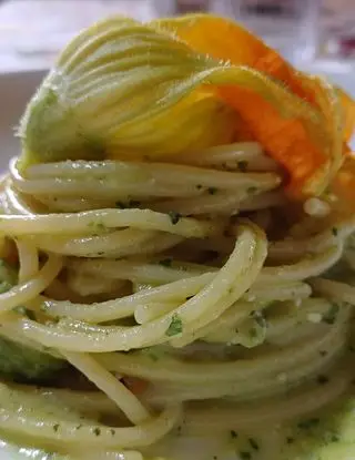 Ricetta SPAGHETTI CON PESTO DI ZUCCHINE E FIORI DI ZUCCA di lacucinadiLiu