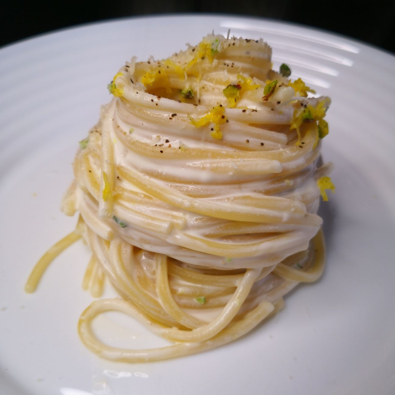 Spaghetti con robiola al profumo di limone
